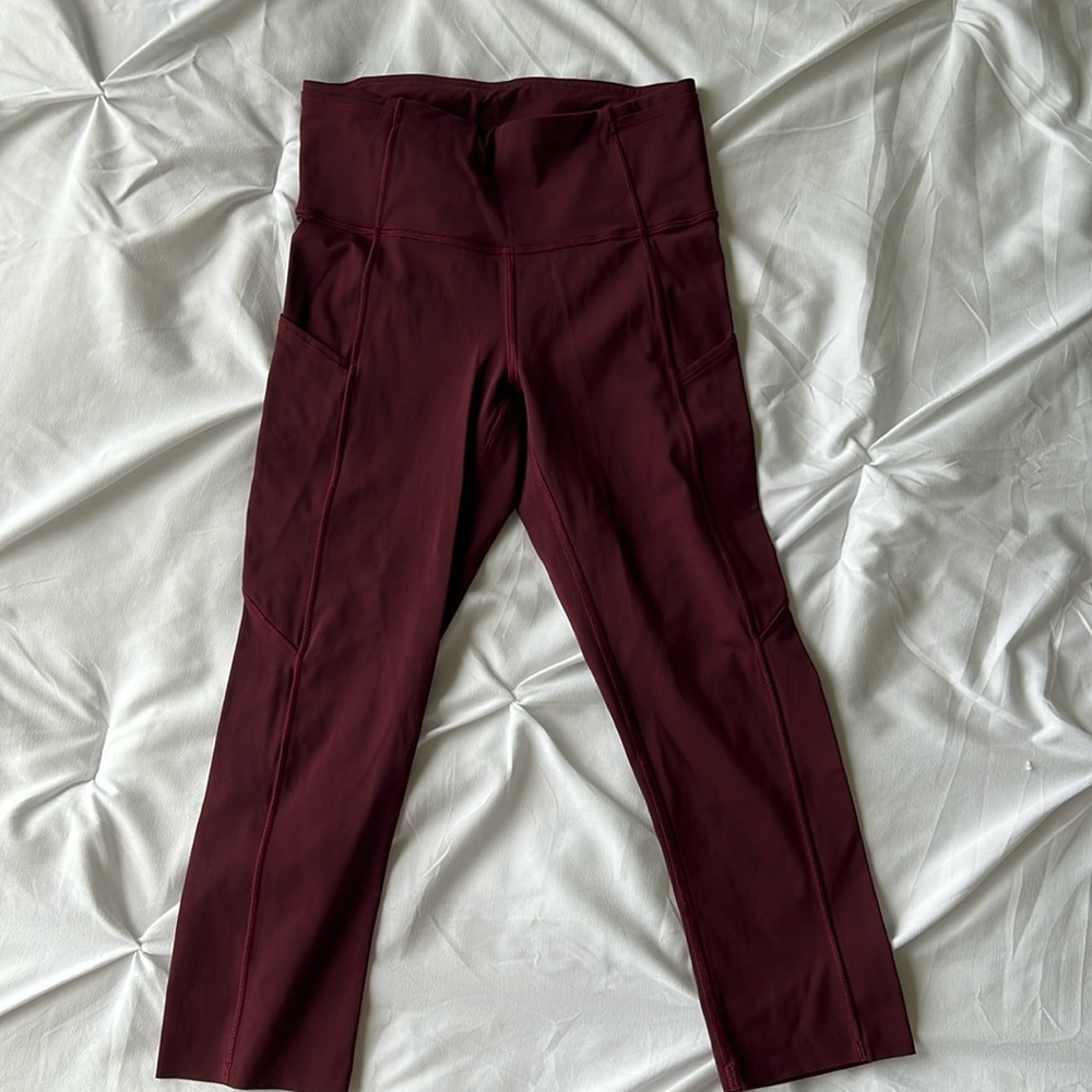Lululemon maroon crop leggings with pockets.